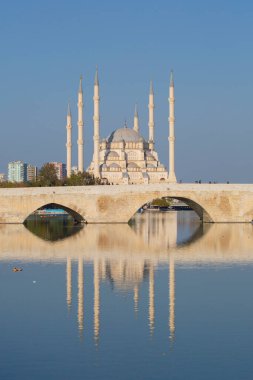 Gün batımında Taş Köprü ve Sabancı Camii - Adana, Türkiye