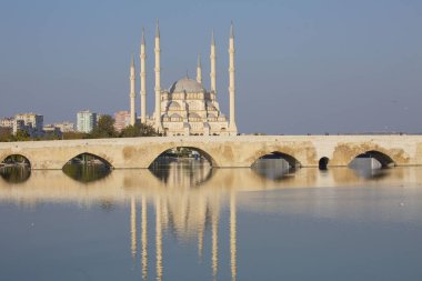 Gün batımında Taş Köprü ve Sabancı Camii - Adana, Türkiye