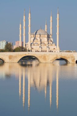 Gün batımında Taş Köprü ve Sabancı Camii - Adana, Türkiye