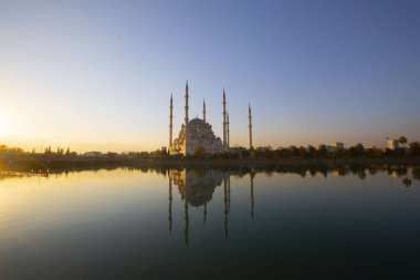 Gün batımında Taş Köprü ve Sabancı Camii - Adana, Türkiye
