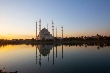 Gün batımında Taş Köprü ve Sabancı Camii - Adana, Türkiye