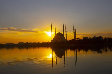 Gün batımında Taş Köprü ve Sabancı Camii - Adana, Türkiye