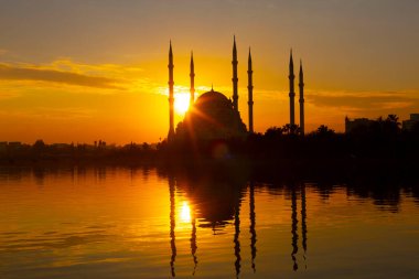 Gün batımında Taş Köprü ve Sabancı Camii - Adana, Türkiye