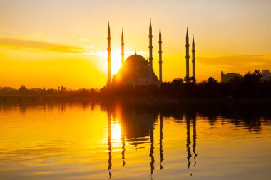 Gün batımında Taş Köprü ve Sabancı Camii - Adana, Türkiye