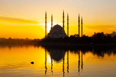 Gün batımında Taş Köprü ve Sabancı Camii - Adana, Türkiye