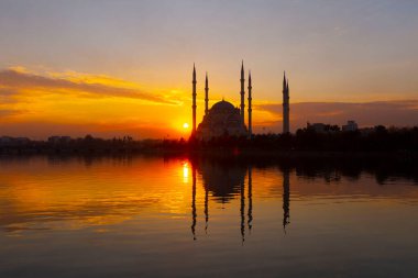 Gün batımında Taş Köprü ve Sabancı Camii - Adana, Türkiye