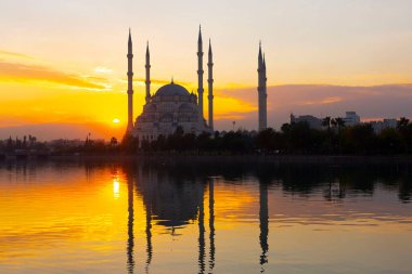 Gün batımında Taş Köprü ve Sabancı Camii - Adana, Türkiye