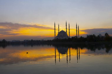 Gün batımında Taş Köprü ve Sabancı Camii - Adana, Türkiye