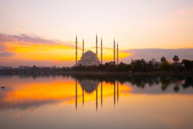 Gün batımında Taş Köprü ve Sabancı Camii - Adana, Türkiye