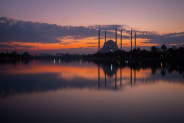 Gün batımında Taş Köprü ve Sabancı Camii - Adana, Türkiye