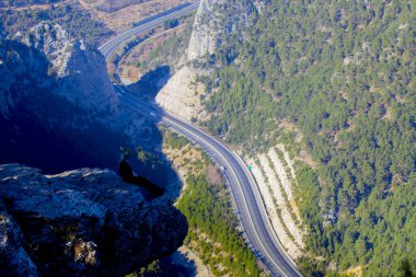 Gülek Kalesi. 1650 metre yükseklikteki kayalık, normalde alçak olan kayalık, fotoğraf çekiminde çerçevelenmediğinde uçurumun kenarındaki hissi uyandırır..