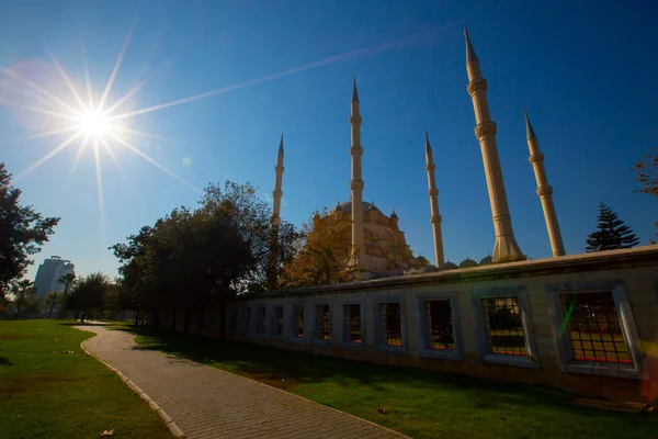 Stenen Brug Sabanci Moskee Bij Zonsondergang Adana Turkije — Stockfoto