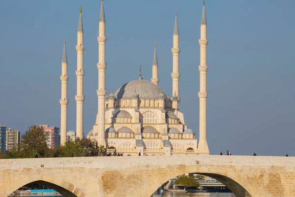 Kőhíd Sabanci Mecset Naplementekor Adana Törökország — Stock Fotó