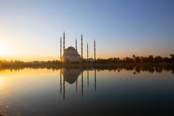 Stenen Brug Sabanci Moskee Bij Zonsondergang Adana Turkije — Stockfoto
