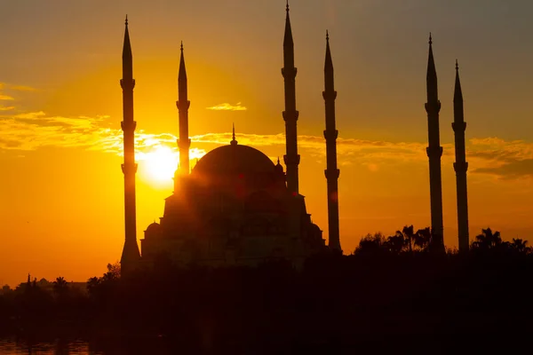 Die Steinerne Brücke Und Die Sabanci Moschee Bei Sonnenuntergang Adana — Stockfoto