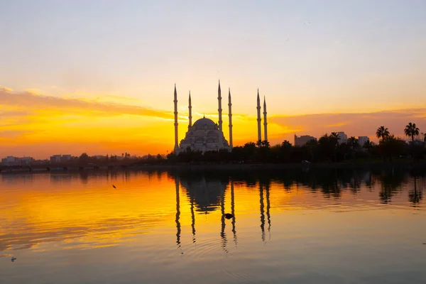 Stenen Brug Sabanci Moskee Bij Zonsondergang Adana Turkije — Stockfoto