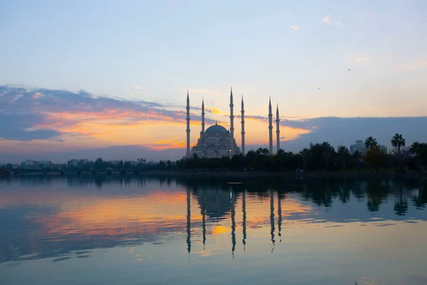 Stenen Brug Sabanci Moskee Bij Zonsondergang Adana Turkije — Stockfoto