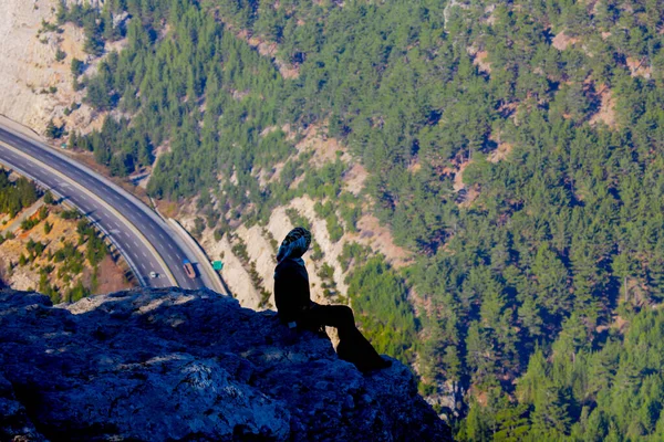 古力城堡在海拔1650米的地方 通常是低的岩石 在没有被拍摄到的情况下唤醒了悬崖边的感觉 — 图库照片