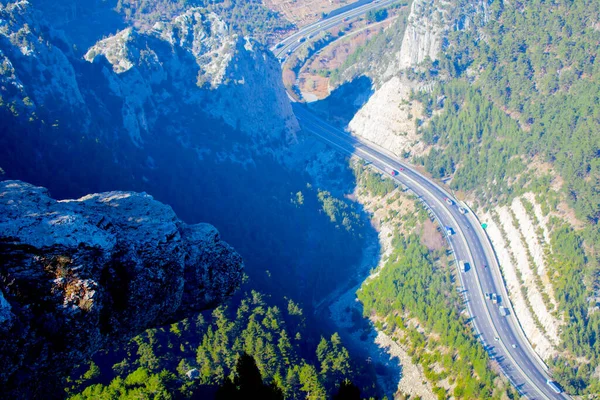 Gülek Kalesi. 1650 metre yükseklikteki kayalık, normalde alçak olan kayalık, fotoğraf çekiminde çerçevelenmediğinde uçurumun kenarındaki hissi uyandırır..