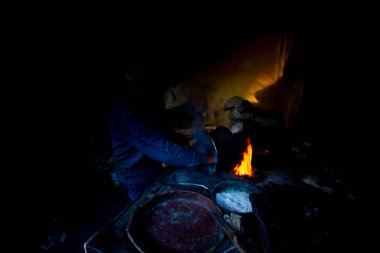 Bakır işçisi ve çalışma ortamı