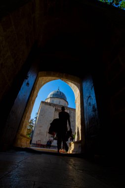 Adana 'daki Ulu Camisi ve Ziyapasa Parkı manzarası. Adana, Türkiye 'nin Cukurova Bölgesi' nin en büyük kentidir..