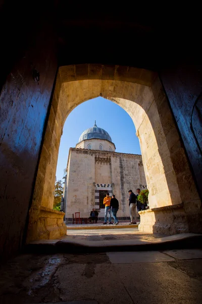 Adana 'daki Ulu Camisi ve Ziyapasa Parkı manzarası. Adana, Türkiye 'nin Cukurova Bölgesi' nin en büyük kentidir..
