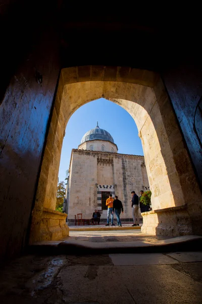 Adana 'daki Ulu Camisi ve Ziyapasa Parkı manzarası. Adana, Türkiye 'nin Cukurova Bölgesi' nin en büyük kentidir..