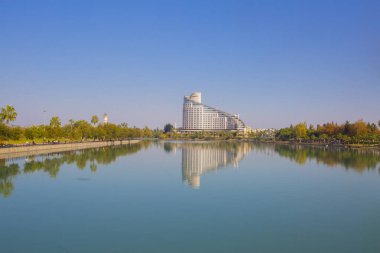 Seyhan Nehri ve estetik bina yansıması / Adana - Türkiye