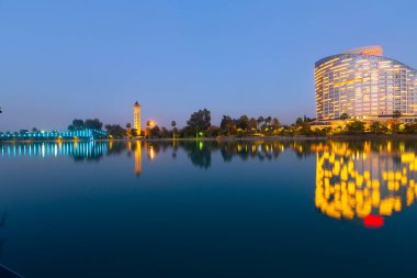 Seyhan Nehri ve estetik bina yansıması / Adana - Türkiye