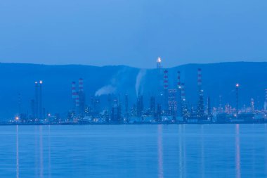 İzmit, Kocaeli, Türkiye 'deki TÜPRAS (Türk Petrol Rafineri Şirketi). TÜPRAS tesislerinin gün batımı görüntüsü.