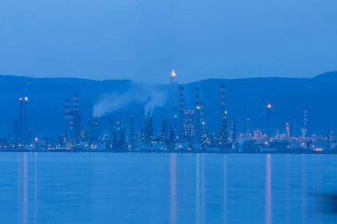 İzmit, Kocaeli, Türkiye 'deki TÜPRAS (Türk Petrol Rafineri Şirketi). TÜPRAS tesislerinin gün batımı görüntüsü.