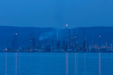 İzmit, Kocaeli, Türkiye 'deki TÜPRAS (Türk Petrol Rafineri Şirketi). TÜPRAS tesislerinin gün batımı görüntüsü.