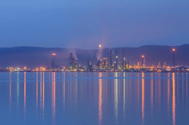 İzmit, Kocaeli, Türkiye 'deki TÜPRAS (Türk Petrol Rafineri Şirketi). TÜPRAS tesislerinin gün batımı görüntüsü.