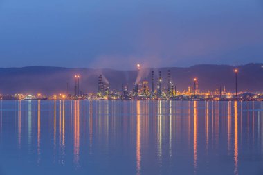 İzmit, Kocaeli, Türkiye 'deki TÜPRAS (Türk Petrol Rafineri Şirketi). TÜPRAS tesislerinin gün batımı görüntüsü.