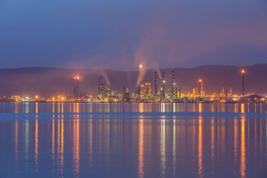 İzmit, Kocaeli, Türkiye 'deki TÜPRAS (Türk Petrol Rafineri Şirketi). TÜPRAS tesislerinin gün batımı görüntüsü.