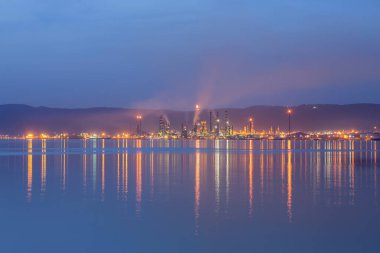 İzmit, Kocaeli, Türkiye 'deki TÜPRAS (Türk Petrol Rafineri Şirketi). TÜPRAS tesislerinin gün batımı görüntüsü.