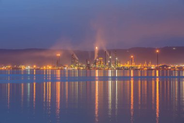 İzmit, Kocaeli, Türkiye 'deki TÜPRAS (Türk Petrol Rafineri Şirketi). TÜPRAS tesislerinin gün batımı görüntüsü.