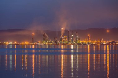 İzmit, Kocaeli, Türkiye 'deki TÜPRAS (Türk Petrol Rafineri Şirketi). TÜPRAS tesislerinin gün batımı görüntüsü.
