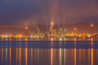 İzmit, Kocaeli, Türkiye 'deki TÜPRAS (Türk Petrol Rafineri Şirketi). TÜPRAS tesislerinin gün batımı görüntüsü.