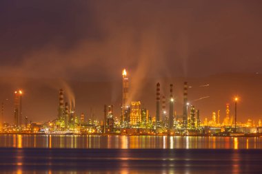İzmit, Kocaeli, Türkiye 'deki TÜPRAS (Türk Petrol Rafineri Şirketi). TÜPRAS tesislerinin gün batımı görüntüsü.