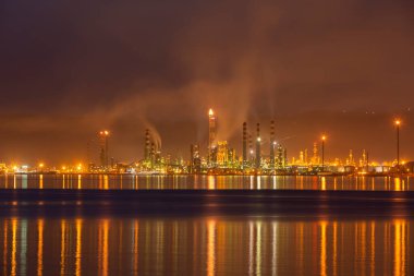 İzmit, Kocaeli, Türkiye 'deki TÜPRAS (Türk Petrol Rafineri Şirketi). TÜPRAS tesislerinin gün batımı görüntüsü.