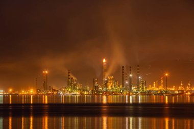 İzmit, Kocaeli, Türkiye 'deki TÜPRAS (Türk Petrol Rafineri Şirketi). TÜPRAS tesislerinin gün batımı görüntüsü.