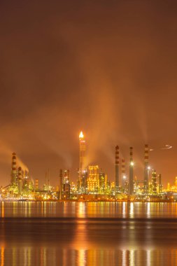 İzmit, Kocaeli, Türkiye 'deki TÜPRAS (Türk Petrol Rafineri Şirketi). TÜPRAS tesislerinin gün batımı görüntüsü.