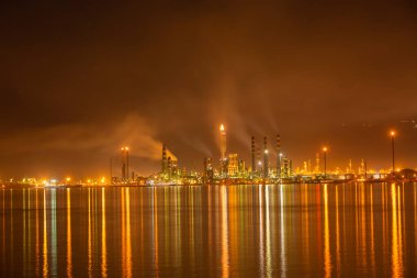 İzmit, Kocaeli, Türkiye 'deki TÜPRAS (Türk Petrol Rafineri Şirketi). TÜPRAS tesislerinin gün batımı görüntüsü.