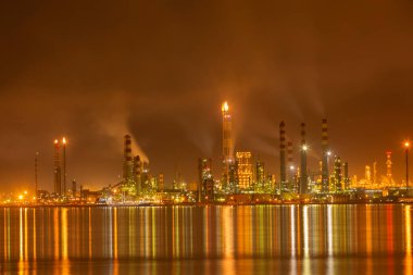 İzmit, Kocaeli, Türkiye 'deki TÜPRAS (Türk Petrol Rafineri Şirketi). TÜPRAS tesislerinin gün batımı görüntüsü.