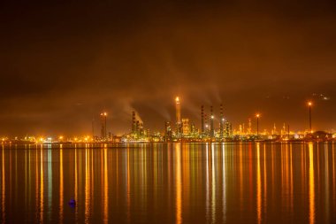 İzmit, Kocaeli, Türkiye 'deki TÜPRAS (Türk Petrol Rafineri Şirketi). TÜPRAS tesislerinin gün batımı görüntüsü.