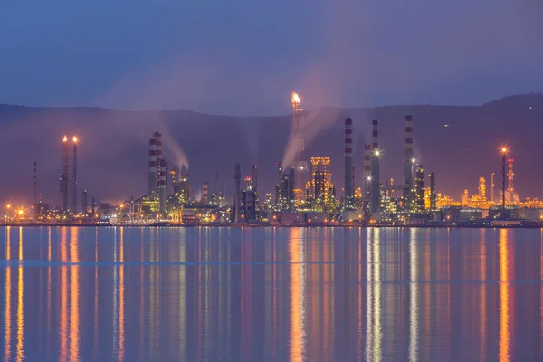İzmit, Kocaeli, Türkiye 'deki TÜPRAS (Türk Petrol Rafineri Şirketi). TÜPRAS tesislerinin gün batımı görüntüsü.