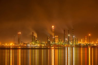 İzmit, Kocaeli, Türkiye 'deki TÜPRAS (Türk Petrol Rafineri Şirketi). TÜPRAS tesislerinin gün batımı görüntüsü.