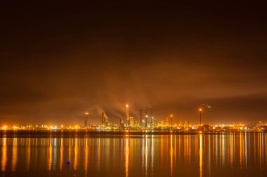 İzmit, Kocaeli, Türkiye 'deki TÜPRAS (Türk Petrol Rafineri Şirketi). TÜPRAS tesislerinin gün batımı görüntüsü.