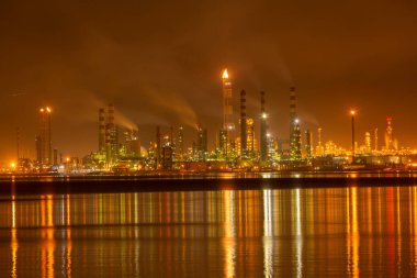 İzmit, Kocaeli, Türkiye 'deki TÜPRAS (Türk Petrol Rafineri Şirketi). TÜPRAS tesislerinin gün batımı görüntüsü.